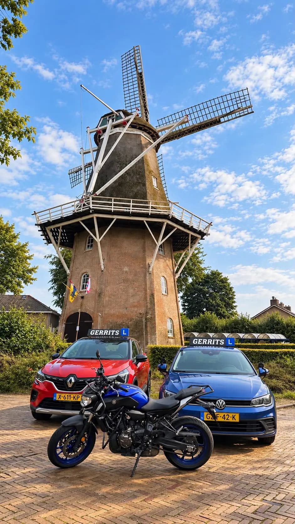Twee lesauto's en een lesmotor van rijschool Gerrits voor een historische korenmolen