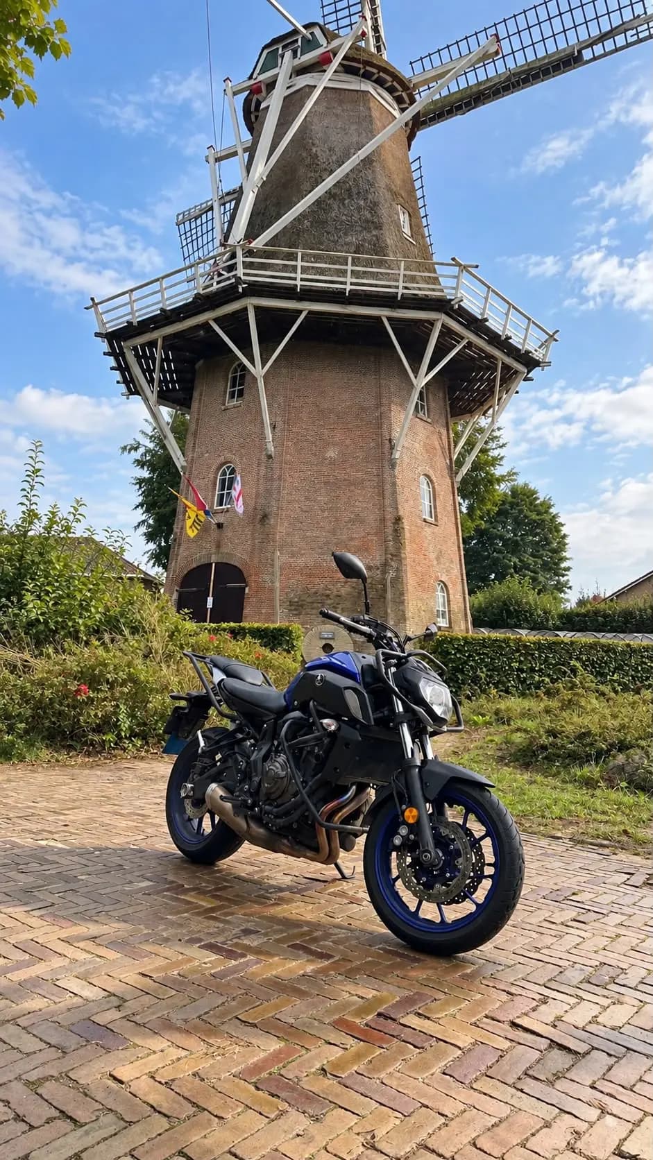 Blauw met zwarte Yamaha MT-07 lesmotor op de standaard voor de molen